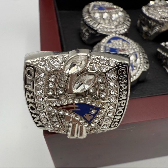 New New England Patriots Replica Super Bowl Rings and Hoodie with 6 Bowl Emblems - Picture 6 of 11